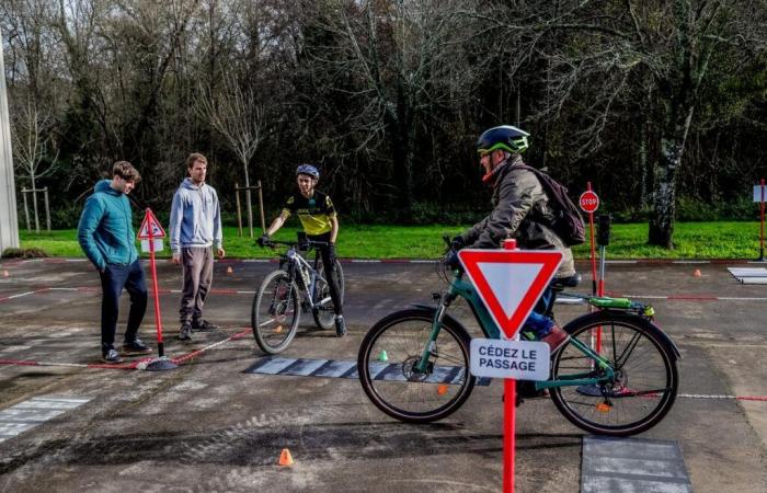 un corso per reimparare le regole del ciclismo per senior vicino a Bordeaux