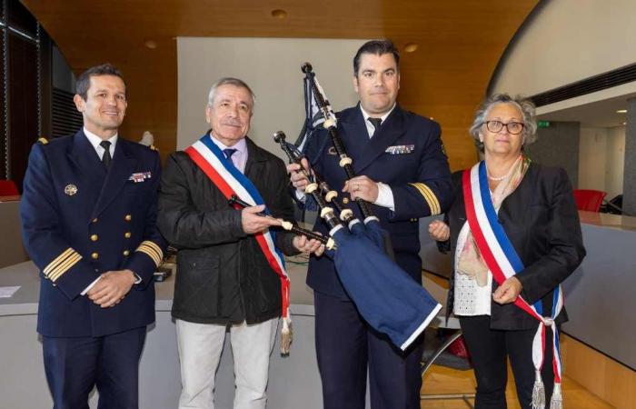 La Città offre una cornamusa al Bagad di Saint-Mandrier – La Seyne-sur-Mer