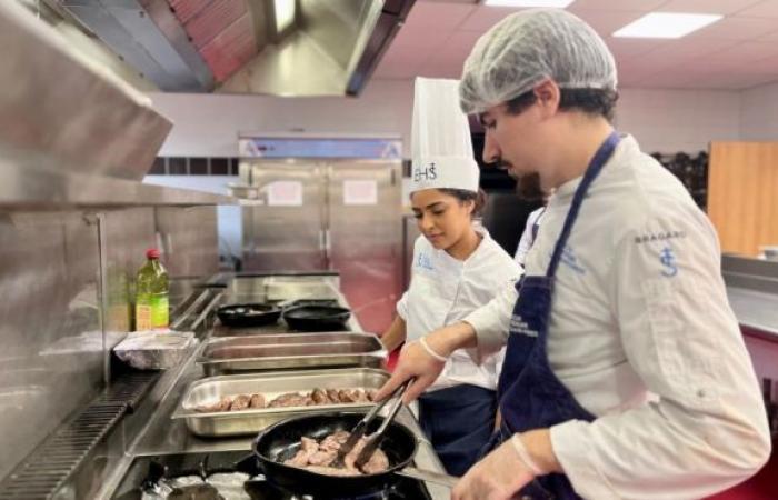 Gli studenti dell'ospitalità e della ristorazione svelano la creazione di un menù di Natale