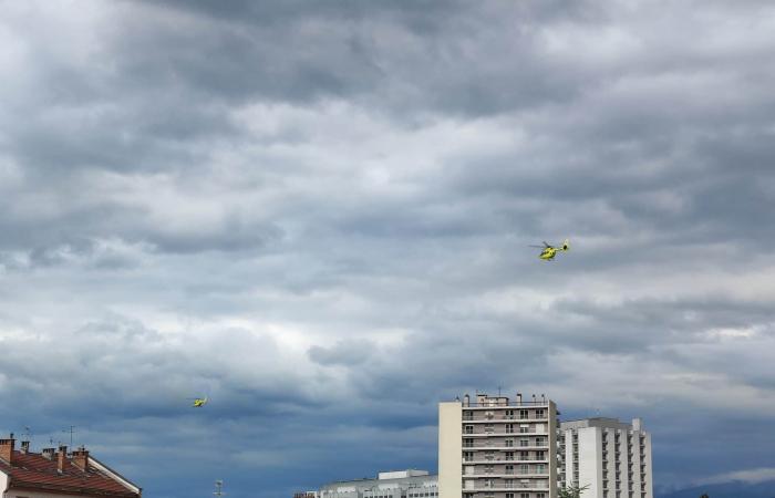 CHU Grenoble-Alpes: parte del tetto del collegio strappata