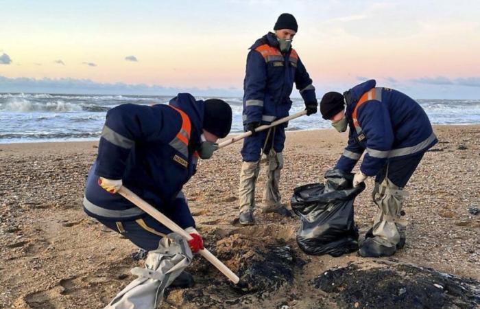 Stretto di Kerch: suolo inquinato da una fuoriuscita di petrolio