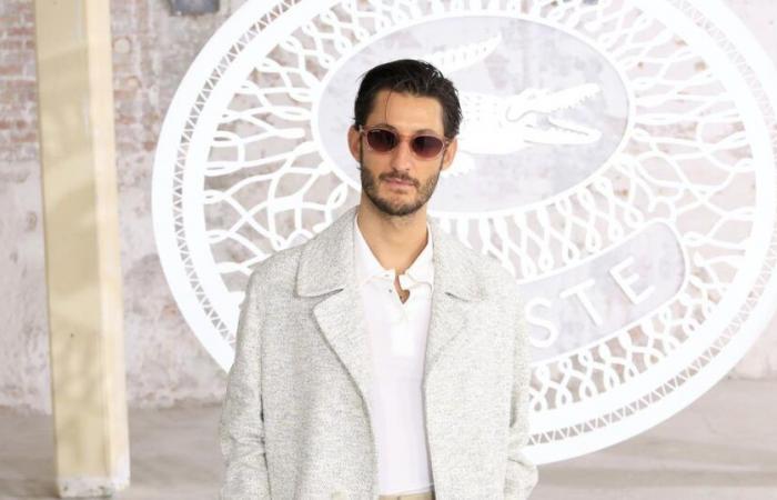 dietro le quinte dell'ultimo “memorabile” servizio fotografico di Pierre Niney in una piscina parigina