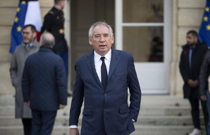 Nasce il governo Bayrou. Maxi-squadra, qualche ritorno, le finanze disastrate al tecnico Lombard