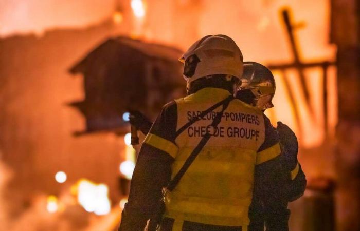 una casa ridotta in cenere durante la notte