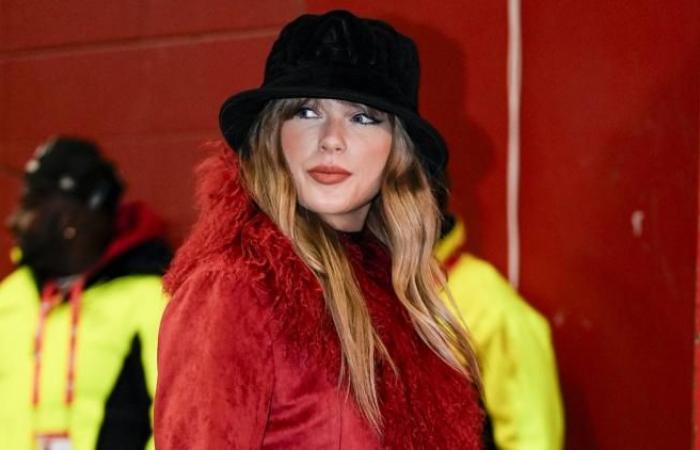 una giovane fan ricoverata in ospedale fa i complimenti per l'outfit di Taylor Swift, la cantante le regala lo stesso outfit per Natale