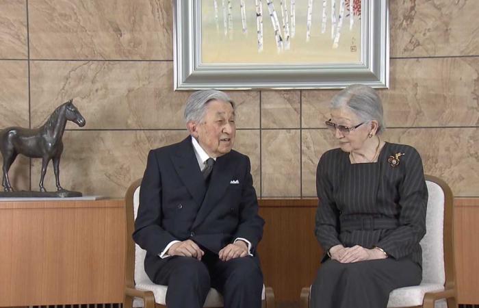 L'imperatore Akihito posa davanti allo stemma di sua moglie nel giorno del suo 91esimo compleanno