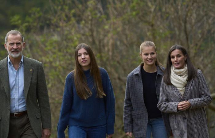 Felipe, Letizia e le loro figlie tornano a sorpresa a Valencia, tra discrezione e applausi