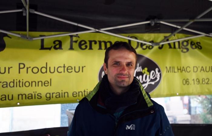 Dordogna: Place Saint-Louis a Périgueux, un villaggio di sapori con il mercato dell'erba