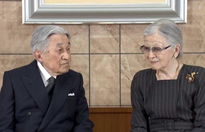 L'imperatore Akihito posa davanti allo stemma di sua moglie nel giorno del suo 91esimo compleanno