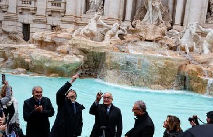 La Fontana di Trevi di Roma riapre dopo un'importante pulizia e limita il numero di visitatori