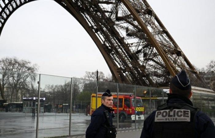 Torre Eiffel evacuata dopo l'incendio in un famoso edificio | Notizie dal mondo