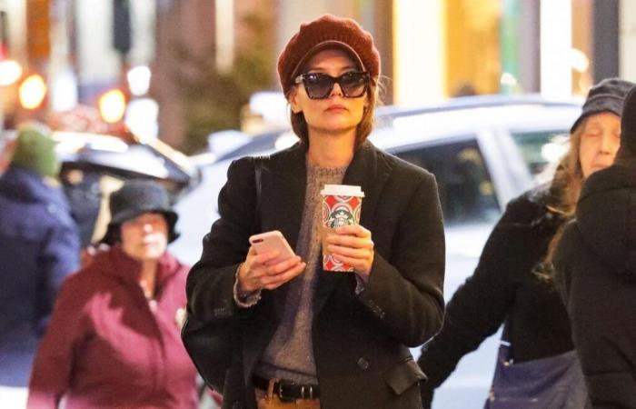 Katie Holmes aggiorna questo iconico berretto in stile francese