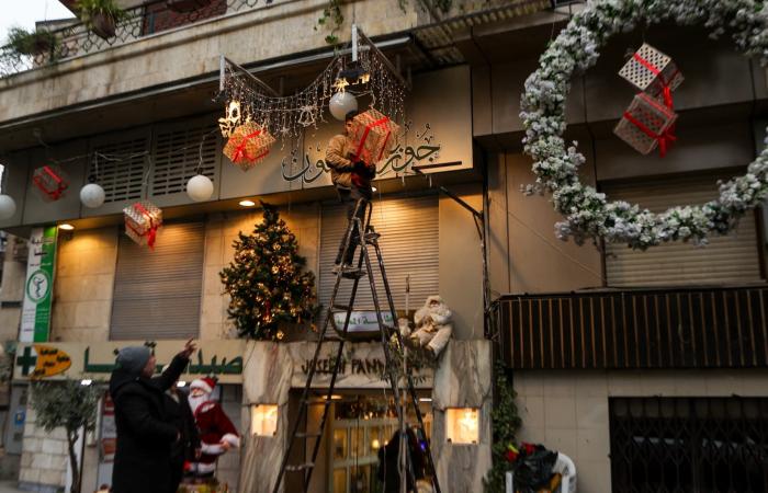 bruciato un albero di Natale, gli islamisti al potere promettono sanzioni