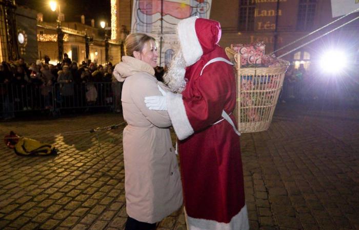 DIGIONE: Babbo Natale scende dalla torre Philippe le Bon davanti a 4.000 persone