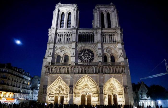 Notre-Dame celebra le sue prime messe di Natale dall'incendio del 2019