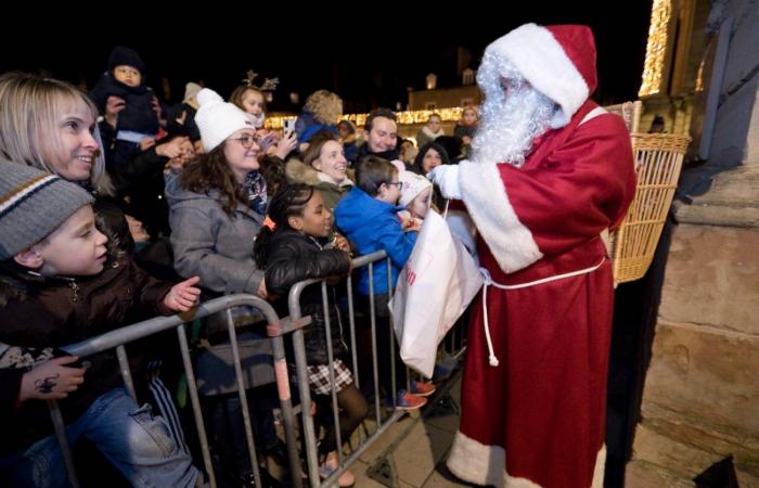 DIGIONE: Babbo Natale scende dalla torre Philippe le Bon davanti a 4.000 persone