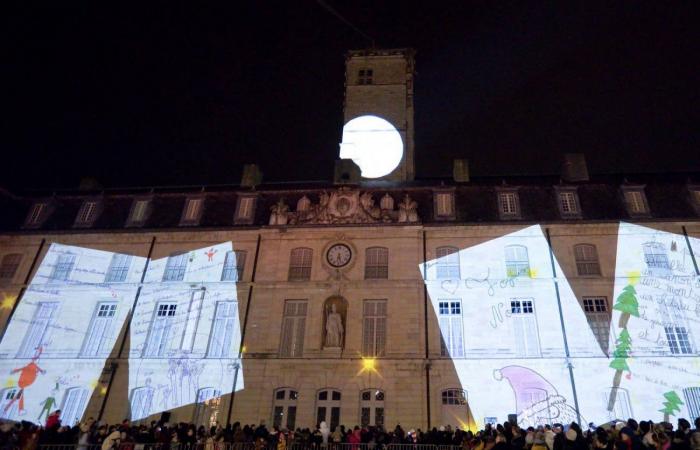 DIGIONE: Babbo Natale scende dalla torre Philippe le Bon davanti a 4.000 persone