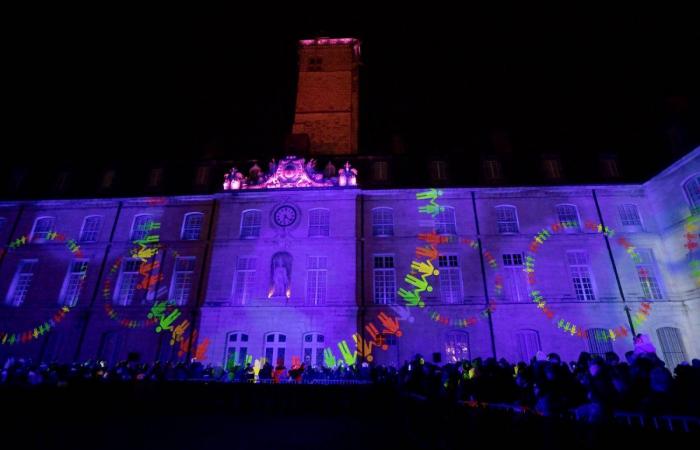 DIGIONE: Babbo Natale scende dalla torre Philippe le Bon davanti a 4.000 persone