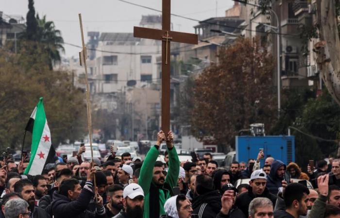 I cristiani di Damasco manifestano dopo aver bruciato un albero di Natale per chiedere “diritti”