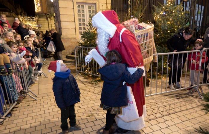 DIGIONE: Babbo Natale scende dalla torre Philippe le Bon davanti a 4.000 persone