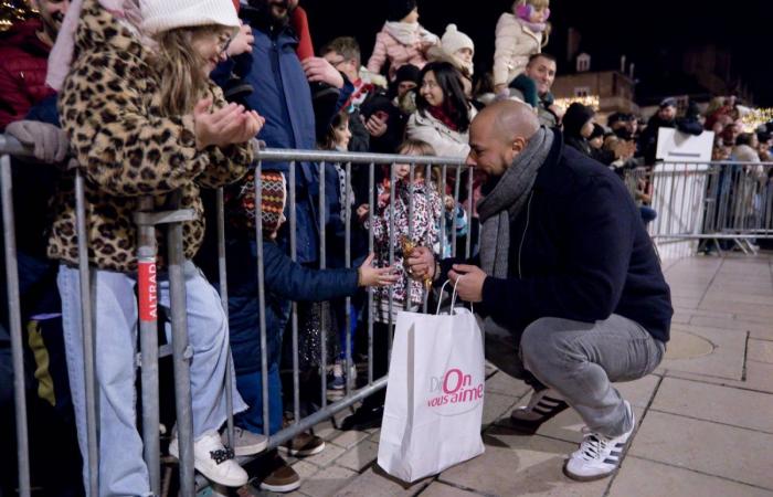 DIGIONE: Babbo Natale scende dalla torre Philippe le Bon davanti a 4.000 persone