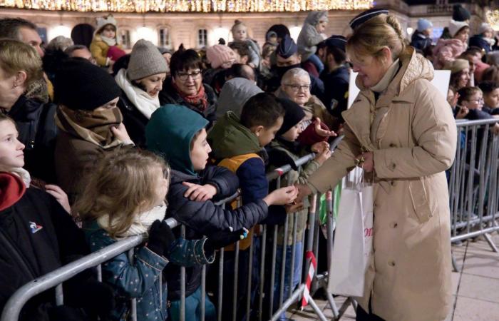 DIGIONE: Babbo Natale scende dalla torre Philippe le Bon davanti a 4.000 persone