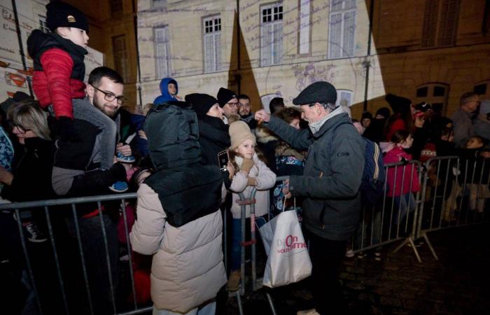 DIGIONE: Babbo Natale scende dalla torre Philippe le Bon davanti a 4.000 persone