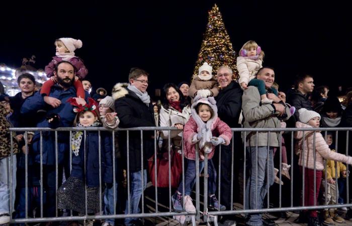 DIGIONE: Babbo Natale scende dalla torre Philippe le Bon davanti a 4.000 persone