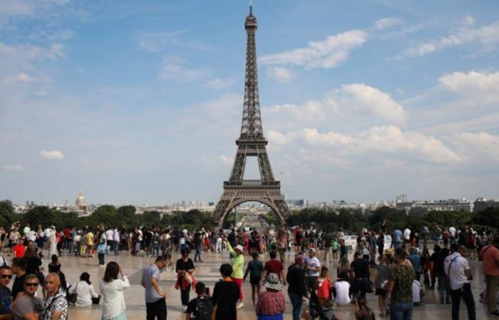 Scoppia un incendio nella Torre Eiffel: monumento evacuato