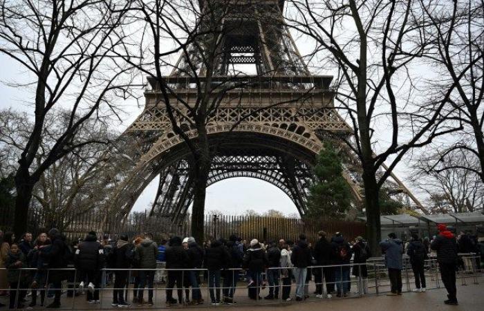 Torre Eiffel evacuata dopo l'incendio in un famoso edificio | Notizie dal mondo