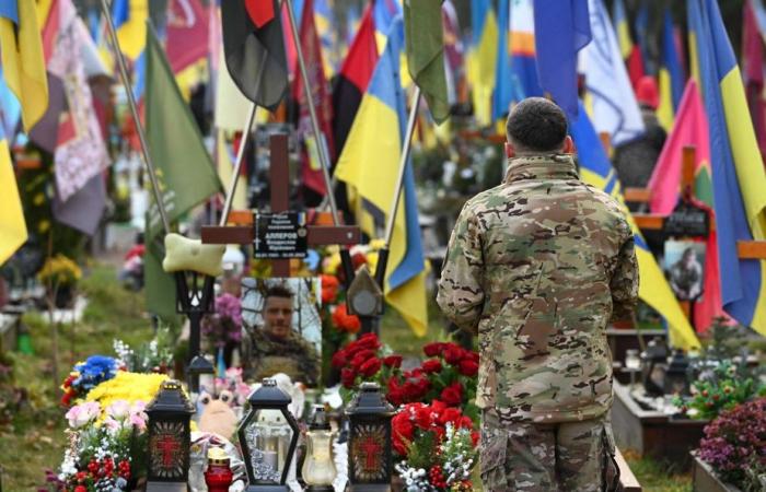 Guerra in Ucraina | Un Natale trascorso al cimitero per le famiglie dei soldati uccisi