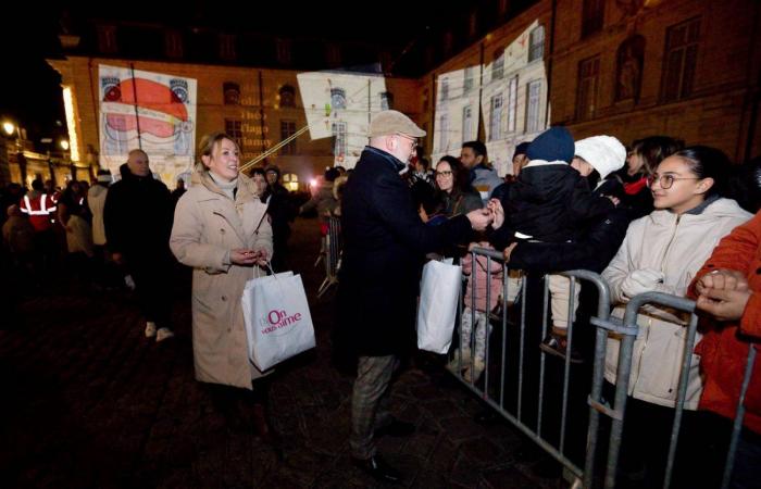 DIGIONE: Babbo Natale scende dalla torre Philippe le Bon davanti a 4.000 persone