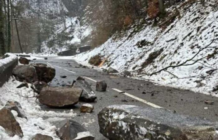 Alta Savoia. Grande frana tra Cluses e Nancy-sur-Cluses, strada chiusa