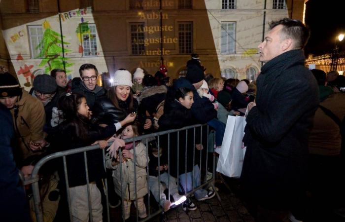 DIGIONE: Babbo Natale scende dalla torre Philippe le Bon davanti a 4.000 persone