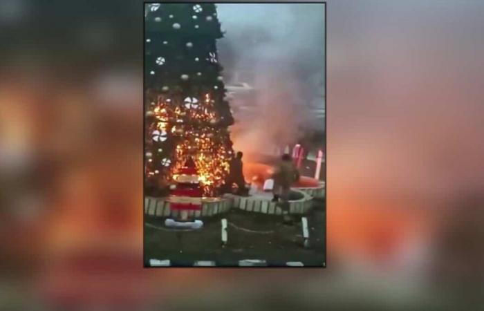 IMMAGINI | Un gigantesco albero di Natale bruciato in una piazza in Siria: centinaia di cristiani manifestano