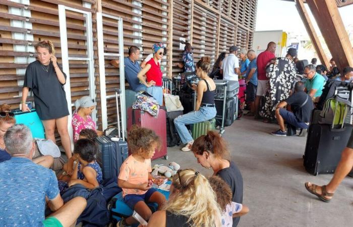 all'aeroporto di Mayotte centinaia di persone cercano di trovare un posto su un aereo per lasciare l'arcipelago