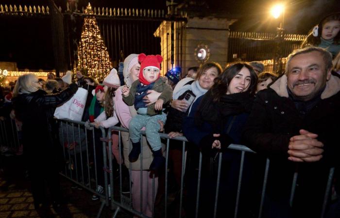 DIGIONE: Babbo Natale scende dalla torre Philippe le Bon davanti a 4.000 persone