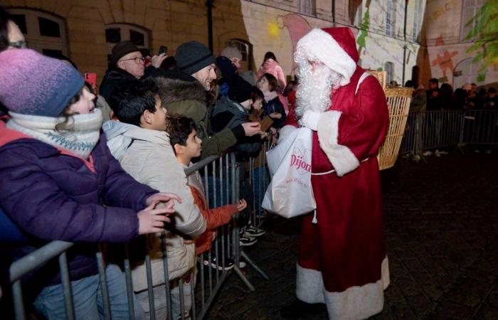 DIGIONE: Babbo Natale scende dalla torre Philippe le Bon davanti a 4.000 persone