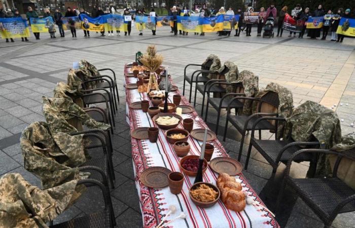 un Natale al cimitero per le famiglie dei soldati uccisi