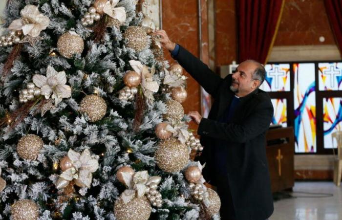 Medio Oriente. Emozione tra i cristiani in Siria dopo l'incendio di un albero di Natale