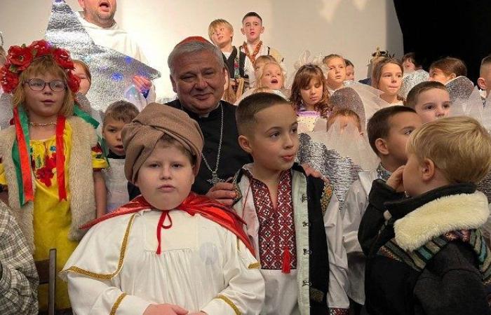 Nell’Ucraina devastata dalla guerra, il cardinale Krajewski celebra la messa di Natale