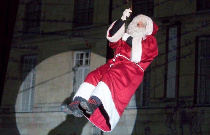 DIGIONE: Babbo Natale scende dalla torre Philippe le Bon davanti a 4.000 persone