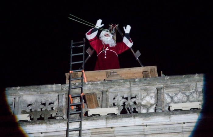 DIGIONE: Babbo Natale scende dalla torre Philippe le Bon davanti a 4.000 persone