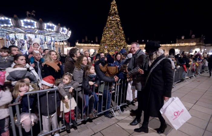 DIGIONE: Babbo Natale scende dalla torre Philippe le Bon davanti a 4.000 persone