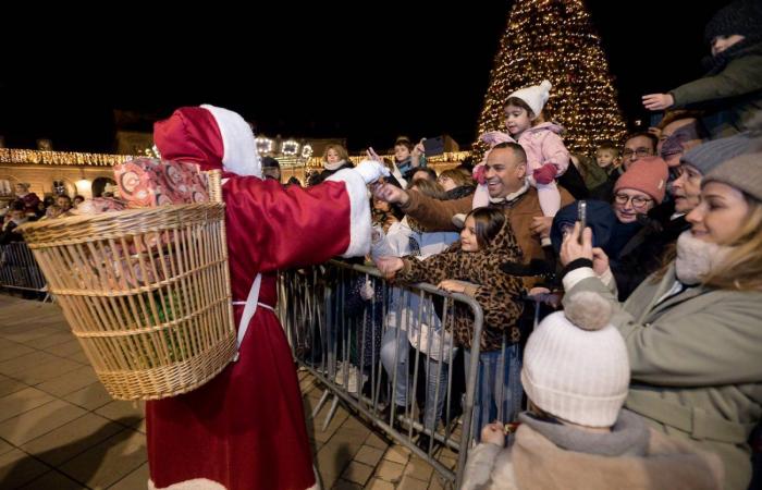 DIGIONE: Babbo Natale scende dalla torre Philippe le Bon davanti a 4.000 persone