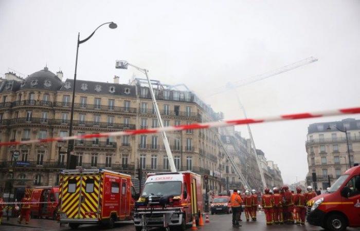 Torre Eiffel evacuata dopo l'incendio in un famoso edificio | Notizie dal mondo