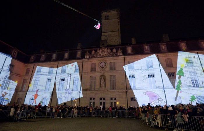 DIGIONE: Babbo Natale scende dalla torre Philippe le Bon davanti a 4.000 persone