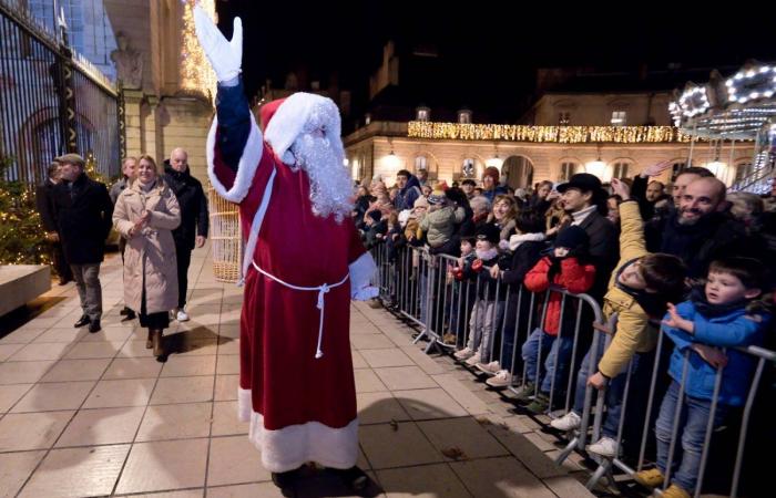 DIGIONE: Babbo Natale scende dalla torre Philippe le Bon davanti a 4.000 persone