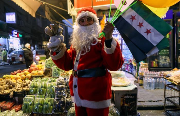 bruciato un albero di Natale, gli islamisti al potere promettono sanzioni