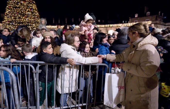 DIGIONE: Babbo Natale scende dalla torre Philippe le Bon davanti a 4.000 persone